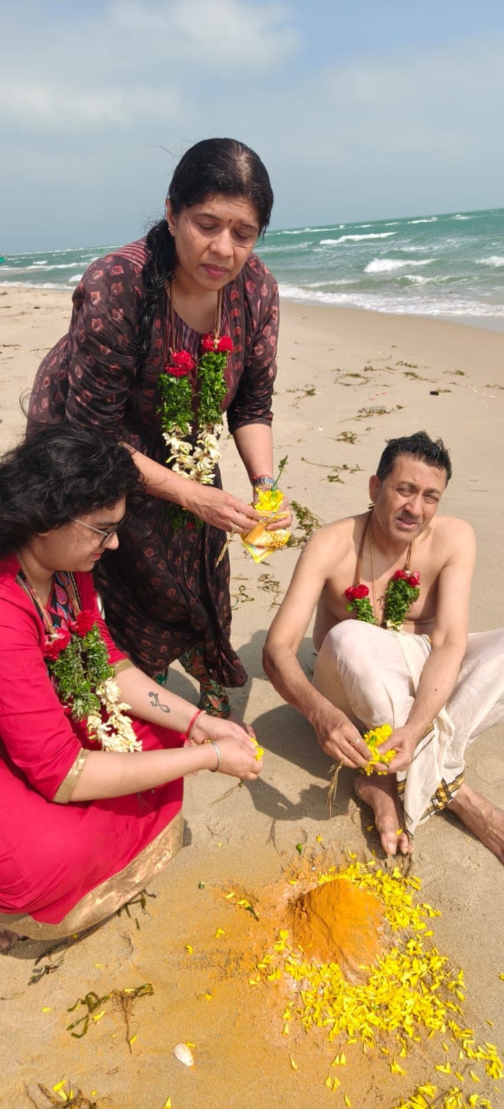 Deepak Sastrigal performing Pind Daan ritual at Agni Theertham Rameswaram